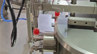 Machine de remplissage et de bouchage de seringues préremplies DZA100