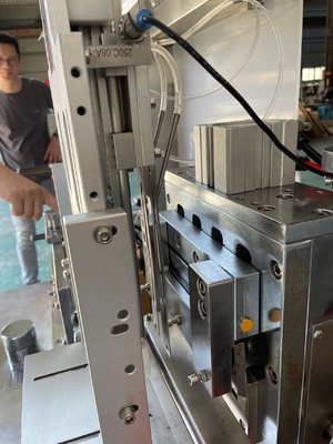 La préparation automatique d'alcool capitonne faire la machine non tissée