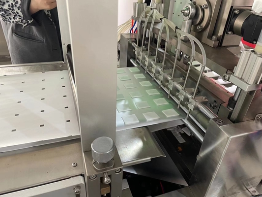 Emballage automatique médical à grande vitesse de protection de préparation de tampon de coton d'alcool faisant la machine