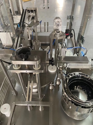 Machine de remplissage de produits liquides de petite capacité entièrement automatique 3 ml 5 ml 10 ml gel médical