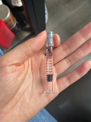 Machine de remplissage et de bouchonage sous vide de seringue préremplie