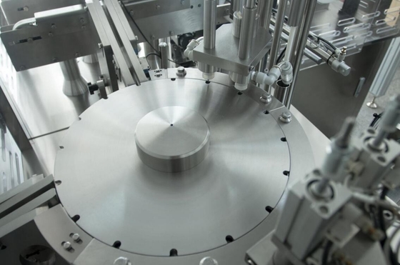 Machine de remplissage de seringue préremplie contrôlée par PLC pour fonctionnement automatique