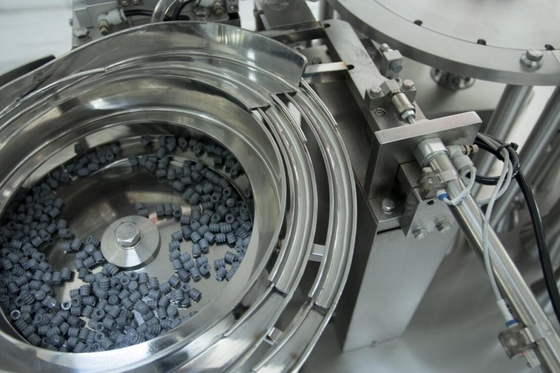 Machine automatique de remplissage et de bouchage de seringues en verre jetables médicales préremplies à grande vitesse