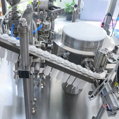 Machine de remplissage et d'encapsulation des seringues vétérinaires pour l'emballage de gel de pâte plastique