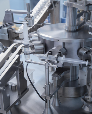Machine automatique de remplissage de seringues en plastique aseptique pré-remplie