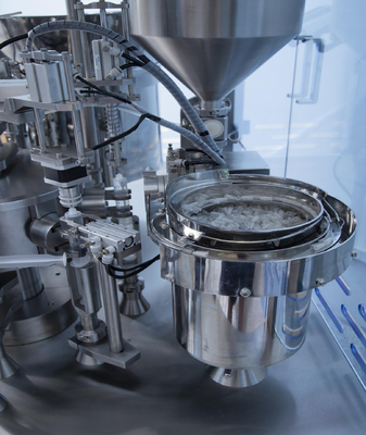 Machine automatique de remplissage de seringues en plastique aseptique pré-remplie