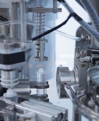 Machine automatique de remplissage de seringues en plastique aseptique pré-remplie