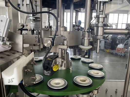 Équipement de remplissage, de scellage et d'emballage de tubes de lait concentré