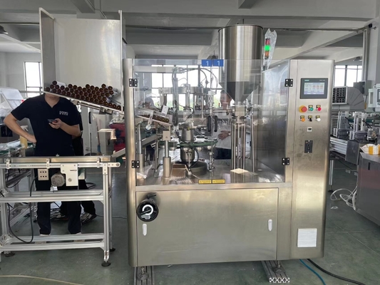 Machine de remplissage et d'étanchéité à piston à grande vitesse