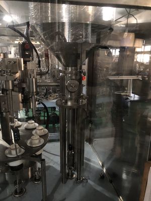 Équipement de remplissage, de scellage et d'emballage de tubes de lait concentré