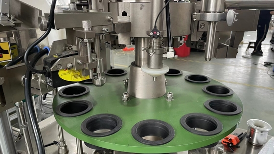Machine automatique de remplissage et d'étanchéité de tubes en plastique