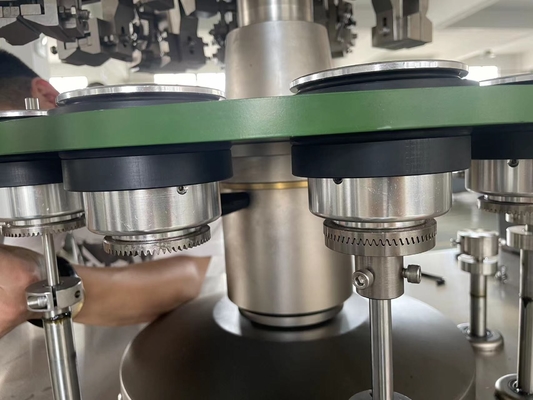 Machine de remplissage et d'étanchéité à piston à grande vitesse