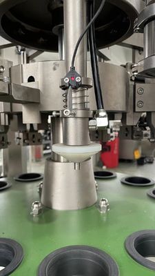 Machine automatique de remplissage et de scellage de tubes composites pour dentifrice