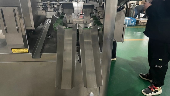 Machine de remplissage de tubes mous en plastique composite et d'étanchéité par chauffage intérieur avec réfrigérateur pour crème pour les mains
