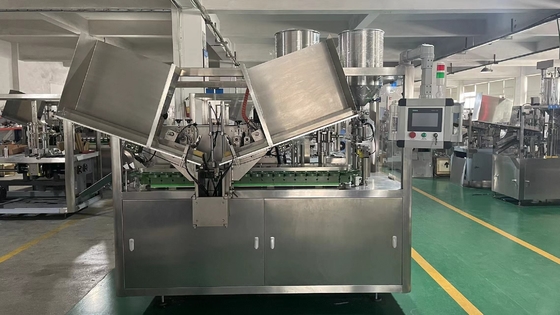 Machine de remplissage de tubes mous en plastique composite et d'étanchéité par chauffage intérieur avec réfrigérateur pour crème pour les mains