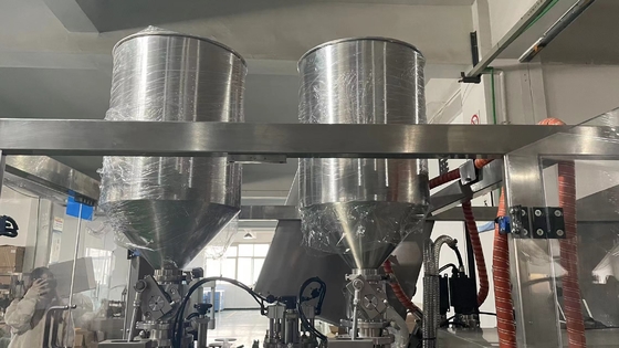 Machine de remplissage de tubes mous en plastique composite et d'étanchéité par chauffage intérieur avec réfrigérateur pour crème pour les mains