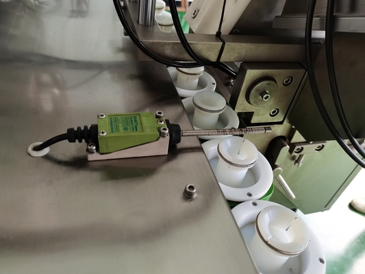 Machine de remplissage de tubes mous en plastique composite et d'étanchéité par chauffage intérieur avec réfrigérateur pour crème pour les mains