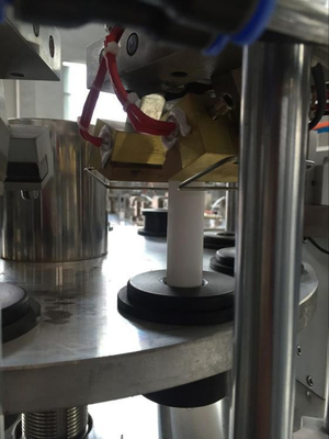Machine de remplissage et d'étanchéité des tubes mous de pommade cosmétique rotative