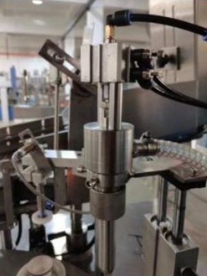 Machine de remplissage et d'étanchéité de tubes de pâte en plastique
