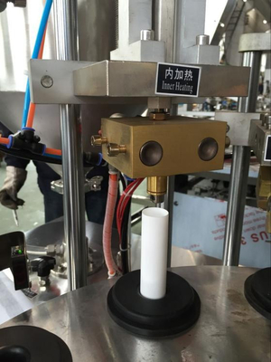 Machine de remplissage et d'étanchéité de tubes de pâte en plastique
