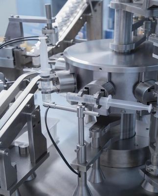 Machine de remplissage de seringues préremplies en plastique pour médicaments liquides jetables aseptiques automatiques