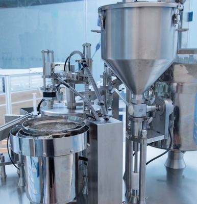 Machine de remplissage de seringue à pâte jetable à double tête Seringue préremplie Gel Seringue en plastique