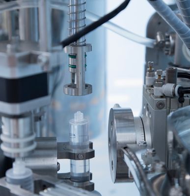 Machine de remplissage de seringues préremplies en plastique pour médicaments liquides jetables aseptiques automatiques