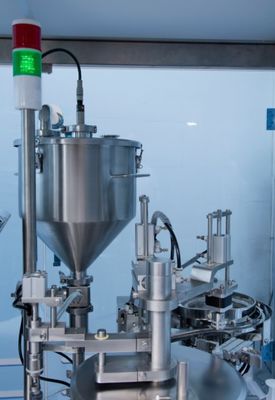 Machine de remplissage de seringues préremplies en plastique pour médicaments liquides jetables aseptiques automatiques