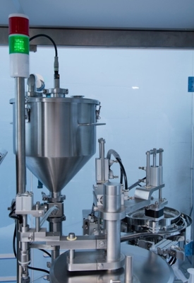 Machine automatique de remplissage de gel pour injecteur de seringue en plastique à solution saline normale stérile pré-remplie