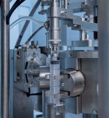 Machine de remplissage de seringues préremplies en plastique pour médicaments liquides jetables aseptiques automatiques