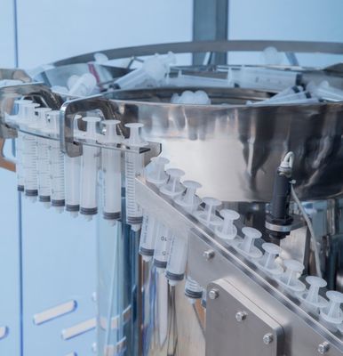 Machine de remplissage de seringues préremplies en plastique pour médicaments liquides jetables aseptiques automatiques