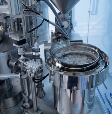 Machine de remplissage et d' enveloppe de seringue en plastique jetable automatique pour gel et crème