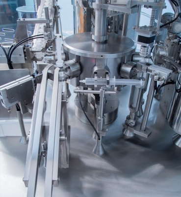 Machine de remplissage et d' enveloppe de seringue en plastique pré-remplie pour liquide ou gel