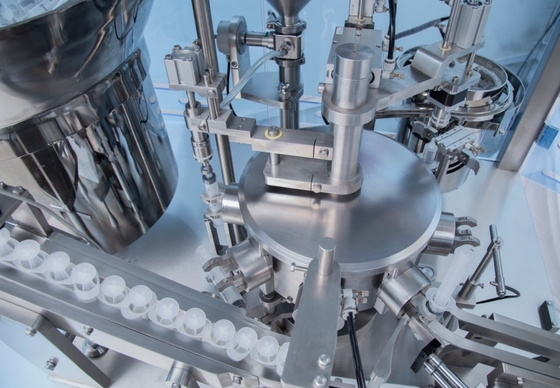 Machine de remplissage et d' enveloppe de seringue en plastique jetable automatique pour gel et crème