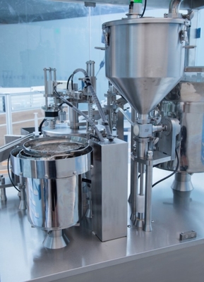 Machine de remplissage et d' enveloppe de seringue en plastique jetable automatique pour gel et crème