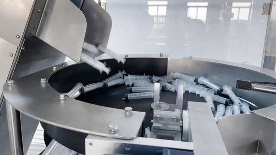Machine de remplissage de seringue jetable entièrement automatique
