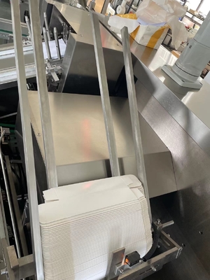 Machine à emballer des sachets de produits de base pour cigarettes