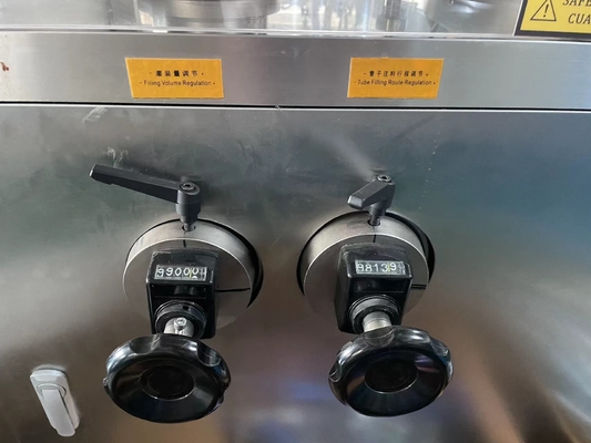 Machine de remplissage et d'étanchéité de tubes souples à écran tactile avec système d'alimentation automatique des tubes