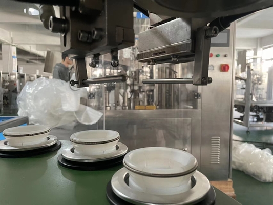 Machine de remplissage et d'étanchéité de tubes souples à écran tactile avec système d'alimentation automatique des tubes