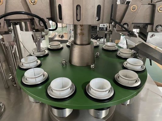 Appareil de remplissage par tube d'emballage pour animaux de compagnie