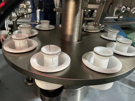 Machine automatique de remplissage et d'étanchéité de dentifrice cosmétique