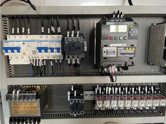 Machine automatique de remplissage de tubes en plastique pour les dentifrices à base de pommade et de crème