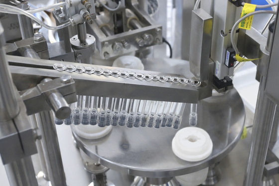 Machine de remplissage automatique aseptique de seringue sans bulles en verre prérempli jetable