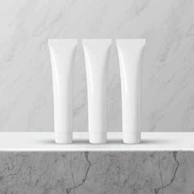 Équipement de remplissage, de scellage et d'emballage de tubes de lait concentré