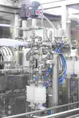 Machine de remplissage de seringues préremplies RTU automatisée à haute vitesse pour la fabrication stérile