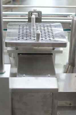 Machine de remplissage et de bouchonage de seringue préremplie de haute précision