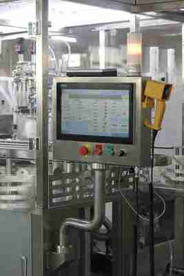 Machine de remplissage de seringues préremplies RTU automatisée à haute vitesse pour la fabrication stérile