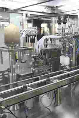 Machine de remplissage et de bouchonage de seringue préremplie de haute précision