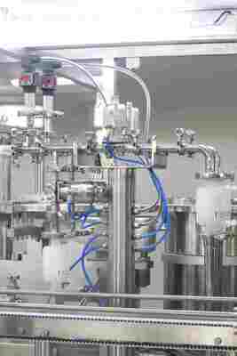 Machine de remplissage et de bouchonage de seringue préremplie de haute précision