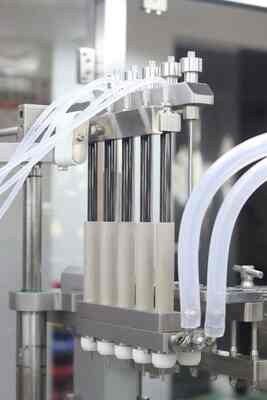 Machine de remplissage et de bouchonage de seringue préremplie de haute précision